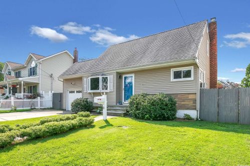 8 Karen St, Babylon, NY 11704-6806