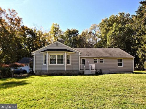 74 Barberry Ln, Southampton, PA 18966-1401