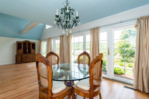 10 Baldwin Dr, Waterford CT  06385-2708 exterior