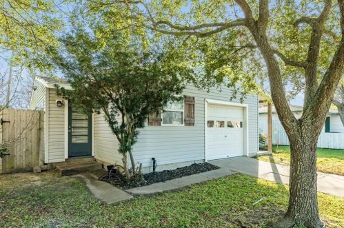 18 Lyncrest Dr, Galveston TX  77550-3215 exterior