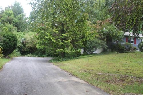 84 Columbine Dr, Bridgeport CT  06611-4601 exterior