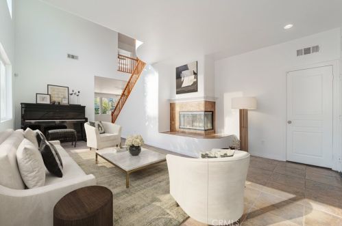 968 Blackberry Ln, Long Beach, CA 90746-7492