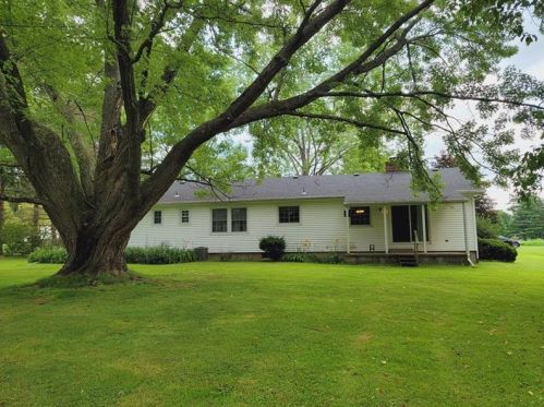 1426 Darby Rd, Hermitage, PA 16148-9127
