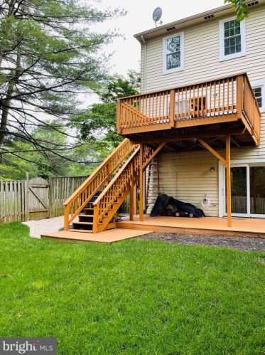 9852 Burke Pond Ct, Springfield VA  22015-2939 exterior