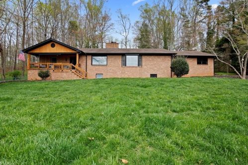 525 Fairway Ln, Mount Airy, NC 27030-2337