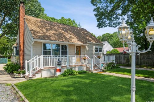 79 Somerset Ave, Manor Park NY  11950-4224 exterior