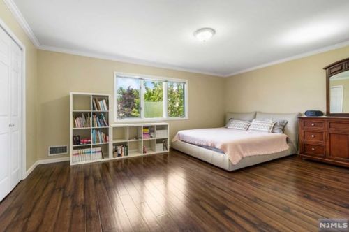 60 Canterbury Ln, N Milford NJ  07646-3262 exterior