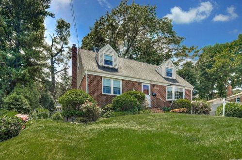 20 Clare Dr, Elwood NY  11731-1324 exterior