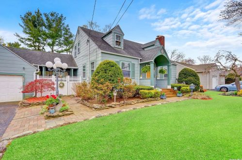 26 Tappan Ave, Islip Manor NY  11751-4106 exterior