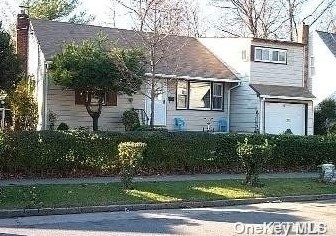 207 Wright St, Westbury, NY 11590-3533