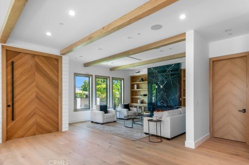 4765 Lemona Ave, Van Nuys CA 91405-4530 exterior