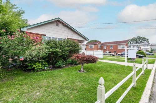 755 Hancock Pl, North Lindenhurst NY  11757-6904 exterior