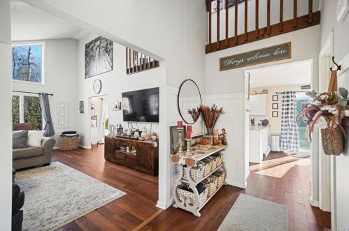 62 Kent Rd, New Hamburg, NY 12590-3861