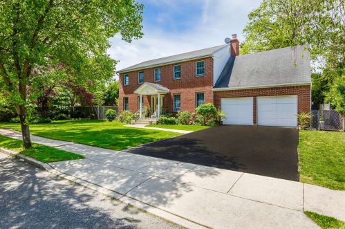 257 Walnut St, North Lindenhurst, NY 11757-4733