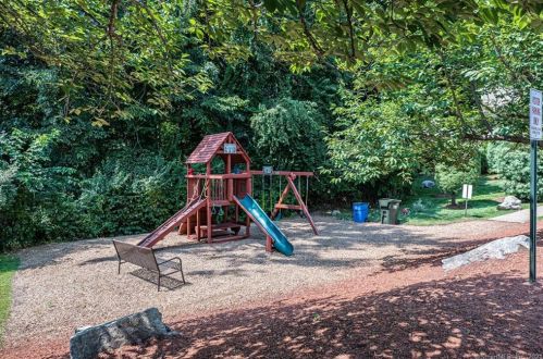 2906 Eaton Ct, Danbury CT  06811-4067 exterior