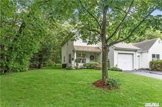 11 Lindsey Ct, Holtsville, NY 11742-2253