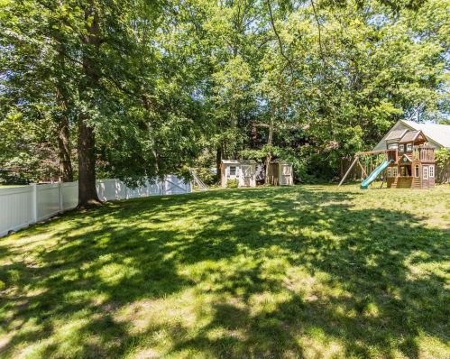 27 Hilden St, San Remo NY  11754-1743 exterior