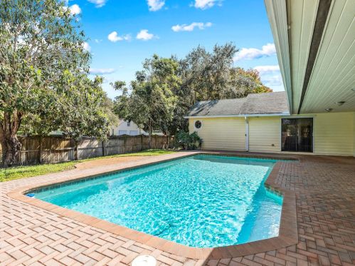 1050 31 Ave, Vero Beach FL 32960-4096 exterior