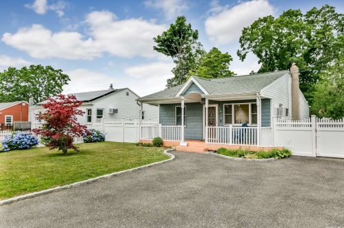 189 16th St, Babylon, NY 11704-2715