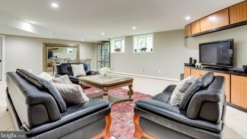 10108 Nedra Dr, Great Falls VA  22066-2835 exterior