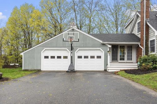 99 Exeter Rd, Kingston, NH 03848-3150