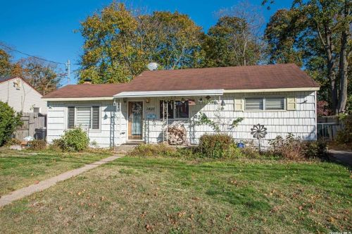 1407 Lombardy Blvd, Bayshore, NY 11706-4046