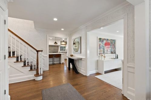 18 Berwick Rd, Scarsdale, NY 10583-2307