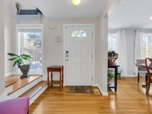 8 Town Farm Rd, Salem NH  03079-2454 exterior