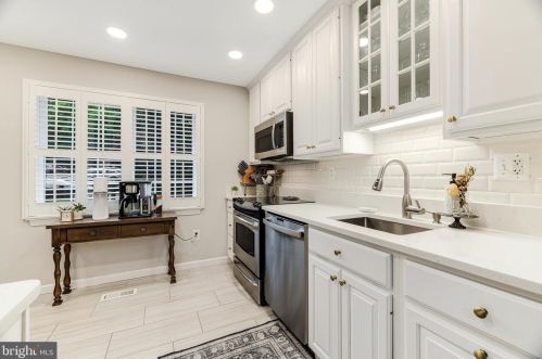 11710 Dry River Ct, Herndon VA  20191-2964 exterior