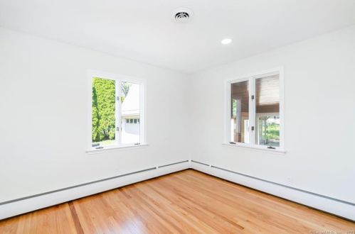 11 Bristol Rd, Windsor Locks CT  06096-2009 exterior