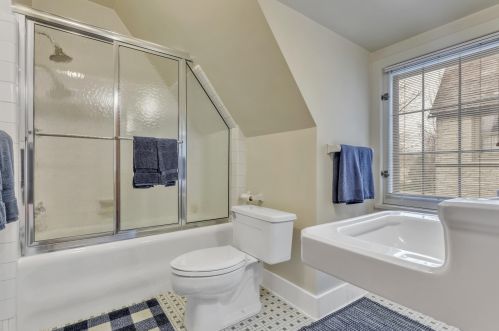 3445 Lk Dr, Milwaukee WI 53235-0037 exterior