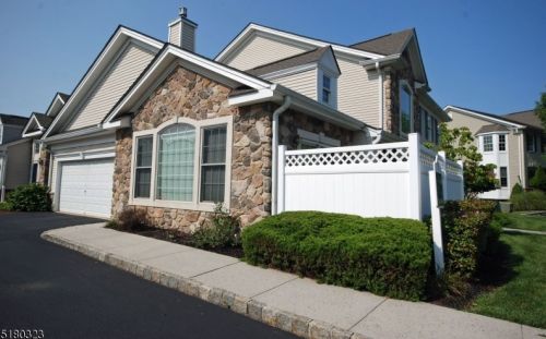35 Quarry Dr, West Paterson, NJ 07424-4200