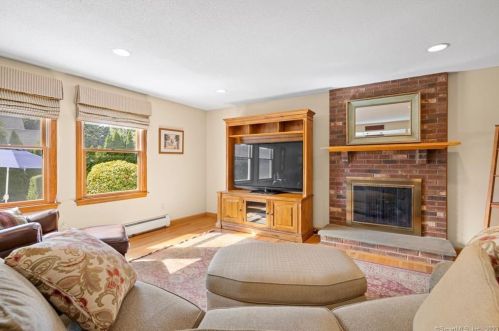 10 Wedgewood Ln, Wapping CT 06074-1580 exterior