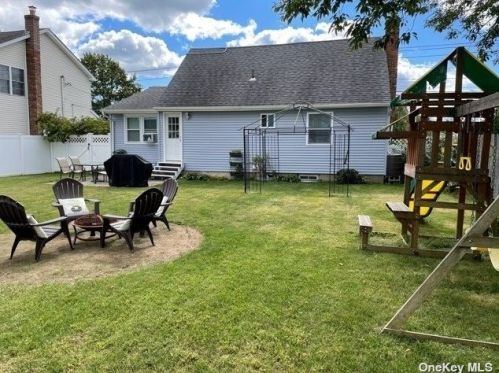 190 31 St, North Lindenhurst NY 11757-3216 exterior