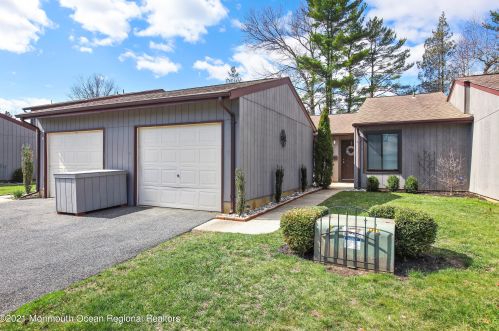 11 Concord Ct, Tinton Falls, NJ 07701-5414