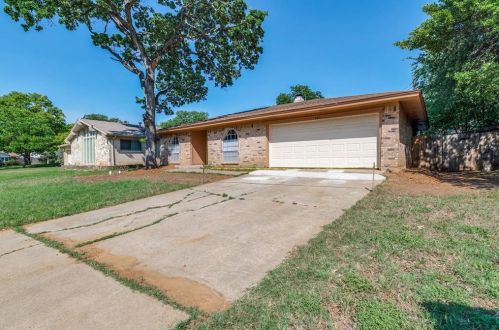 505 Moore Creek Rd, Hurst, TX 76053-6428