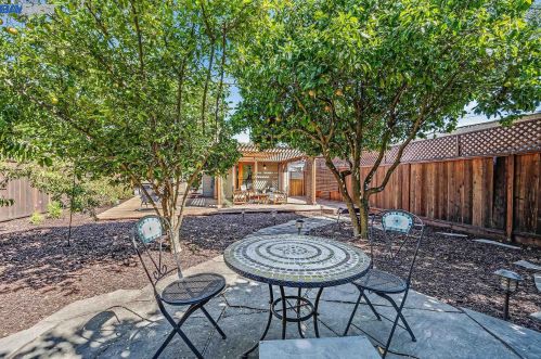 2255 Courtland Ave, Oakland CA 94601-4707 exterior