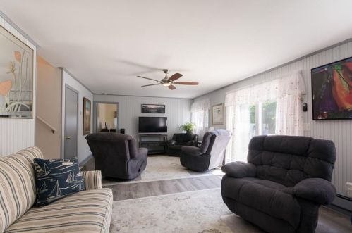 19 Casey Dr, Middletown RI  02842-6224 exterior