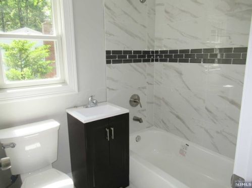 68 Hemlock St, Oakland NJ  07436-1829 exterior