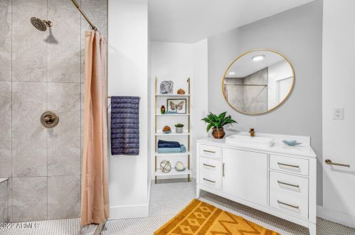 1111 Bethany Home Rd, Phoenix AZ  85014-2229 exterior