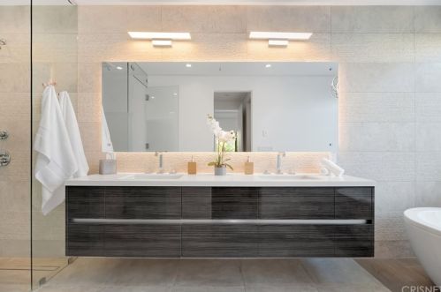 15245 Greenleaf St, Van Nuys CA 91403-4010 exterior