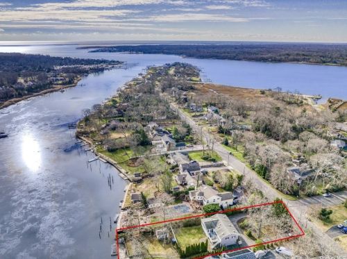 81 Crystal Beach Blvd, Moriches, NY 11955-1909