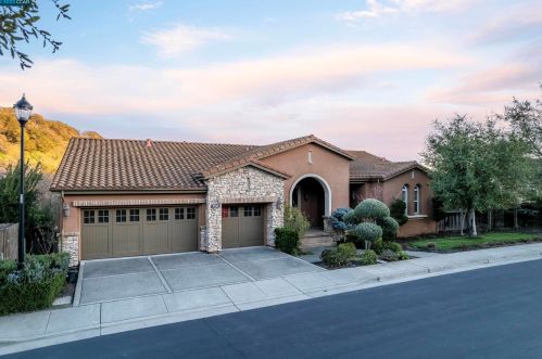 5211 Oakridge Dr, Fairfield, CA 94534-6619