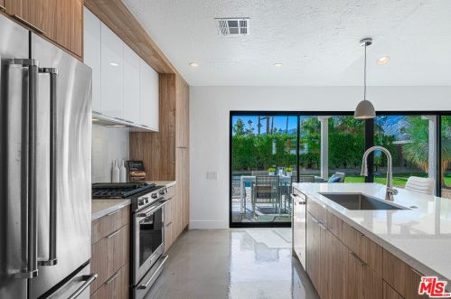 1055 Louise Dr, Palm Springs CA  92262-3241 exterior