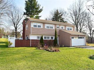 37 Banbury Ln, Bloomfield, CT 06002-2501