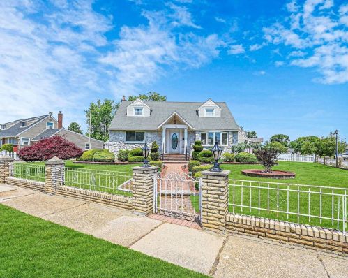 3775 Ferndale Dr, North Wantagh, NY 11793-1651