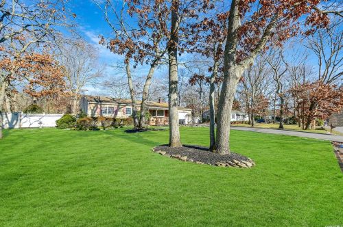 83 Barretts Ave, Holtsville, NY 11742-2114