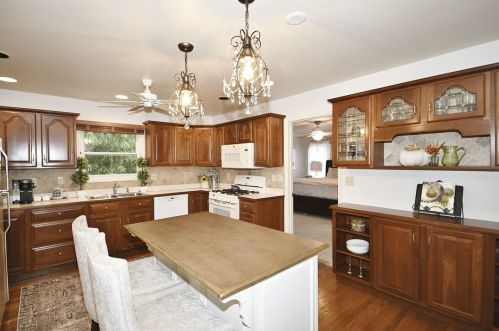 1005 Lakemont Dr, Bridgeville PA  15017-1262 exterior