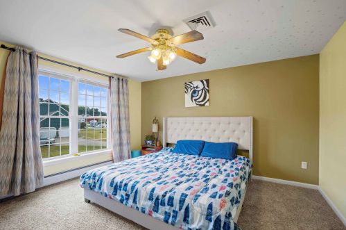 4 Ivans Ln, Dover NH  03820-9131 exterior