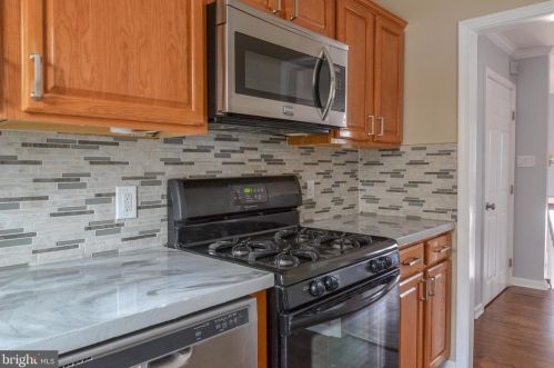 4 Guenever Dr, New Castle DE  19720-2923 exterior